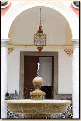  Fuente del patio del Excmo. Ayuntamiento de Granada.