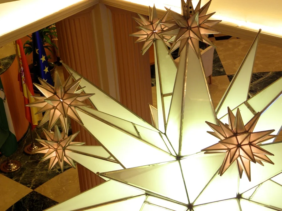 Lámparas de estrella en el Hotel San Antón de Granada